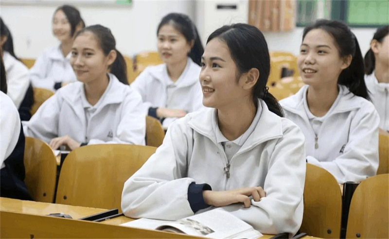 _曾国藩学校复读班_曾国藩学校复读部收费标准