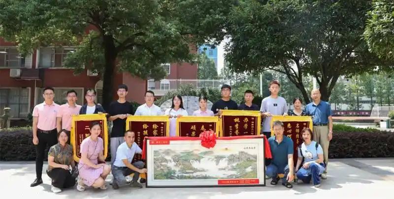 怀化市高三复读学校_高三怀化复读学校好有学籍吗_